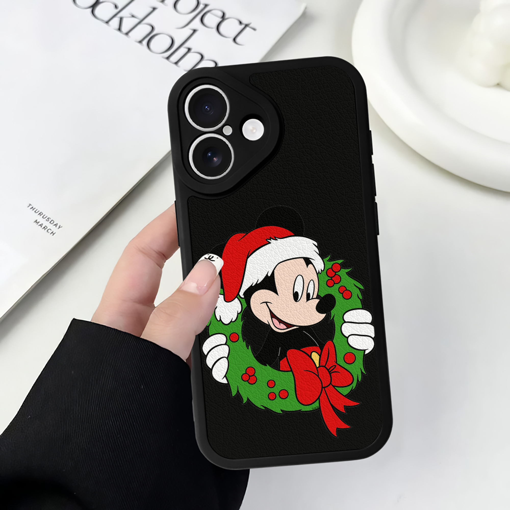 （画像用） ミッキーマウス Mickey Mouse 【iPhone 16シリーズ対応】シリコンスマホケース（レザー調） 材質：シリコン